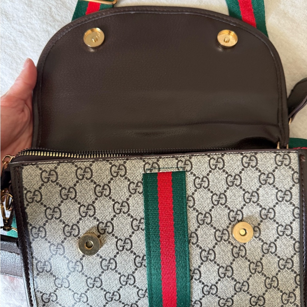 Gucci Women's Beige and Green Crossbody Bag 💼 ❤️‍🔥 - Picture 5 of 7